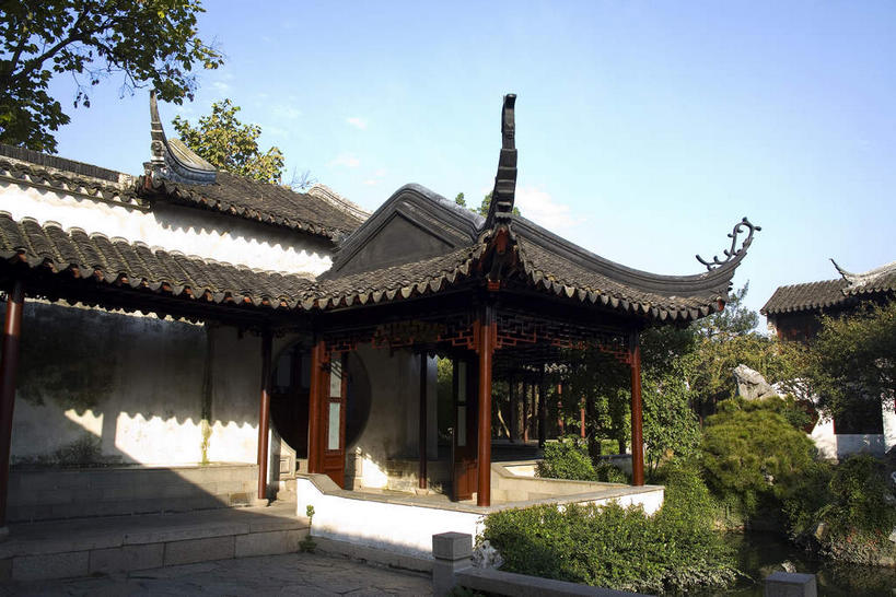 无人,家,栏杆,横图,室外,白天,正面,旅游,度假,树林,植物,楼梯,标志建筑,道路,地标,建筑,路,中国,亚洲,阴影,光线,瓦片,影子,柱子,房屋,阶梯,墙,屋檐,屋子,围栏,小路,走道,走廊,过道,交通,娱乐,建设,江苏,苏州,护栏,楼房,檐,墙壁,墙面,石板路,台阶,住宅,树,树木,蓝色,绿色,蓝天,天空,阳光,自然,天,享受,休闲,旅游胜地,放松,生长,晴朗,成长,东亚,江苏省,苏州市,万里无云,中华人民共和国,华东地区,苏,阊门,姑苏区,留园,晴空,晴空万里,彩图,房子,姑苏,飞檐,吴门