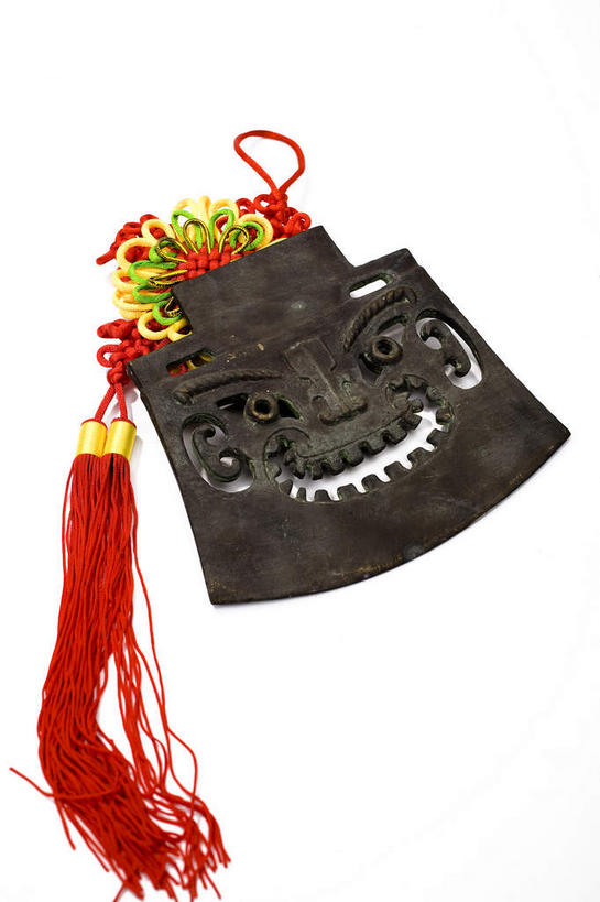 无人,竖图,俯视,室内,特写,白天,白色背景,竞争,静物,金属制品,对抗,艺术,装饰,生锈,冲突,纹路,金属,工具,纹理,手工艺品,古典,破坏,文化,文物,一个,黄色,红色,工艺品,中国结,武器,战争,摄影,影棚,单个,古董,华丽,修饰,腐蚀,侵蚀,损坏,点缀,高雅,攻击,威胁,古物,对立,矛盾,摄影棚,兵器,斧头,饰物,防御,古玩,肌理,青铜,敌对,挫败,斗争,抗拒,抗衡,自信心,品位,衬托,美观,雅致,雅观,杀伤,威慑,斧子,青铜器,腐化,锈迹斑斑,危险,彩图,高角度拍摄,影棚拍摄,拍摄,青铜制品,饕餮纹,酗亚钺,戉,钺