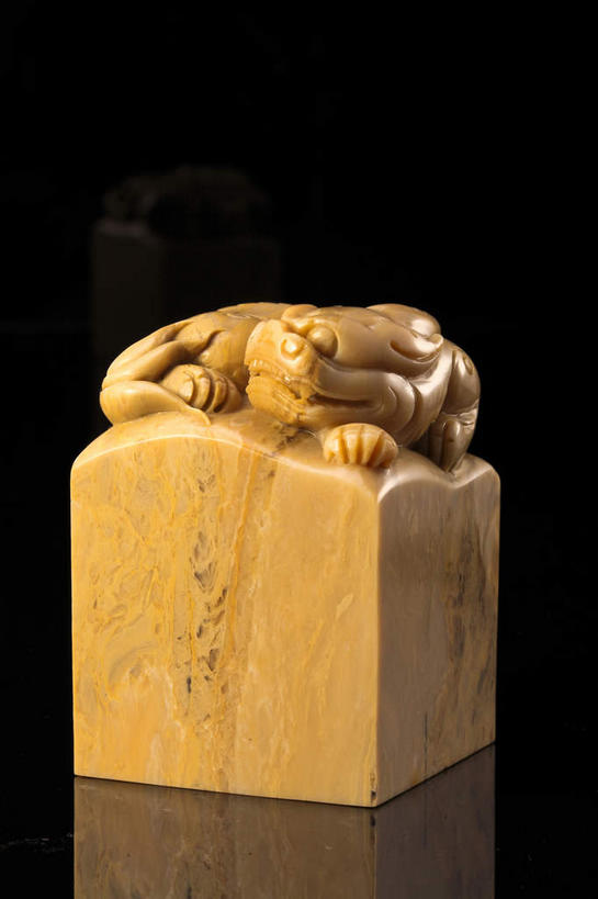 无人,竖图,室内,特写,白天,正面,静物,玉,黑色背景,纹路,纹理,褐色,一个,摄影,奢侈品,影棚,单个,玉器,贵重,珍贵,摄影棚,玉石,肌理,宝贵,彩图,影棚拍摄,拍摄,玉玺,官印,玺,印叫玺,国玺