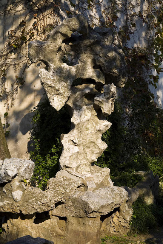 无人,竖图,室外,白天,正面,旅游,度假,石头,名胜古迹,山,植物,标志建筑,地标,建筑,中国,亚洲,阴影,遗迹,艺术,光线,纹路,石子,纹理,影子,手工艺品,山峰,山峦,古迹,文化,文物,娱乐,建设,古建筑,江苏,苏州,树,树木,绿色,阳光,自然,工艺品,享受,休闲,假山,旅游胜地,放松,生长,成长,高雅,古文明,东亚,江苏省,苏州市,肌理,中华人民共和国,华东地区,苏,自信心,品位,阊门,姑苏区,留园,石块,岩石,彩图,小山,姑苏,吴门