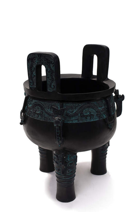 无人,竖图,室内,特写,白天,白色背景,正面,静物,纹路,纹理,一个,摄影,影棚,单个,鼎,摄影棚,用具,器具,铜器,肌理,青铜器,彩图,影棚拍摄,拍摄,青铜炊器,青铜鼎,龙纹五耳鼎