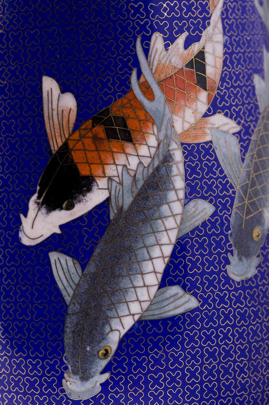 无人,竖图,室内,特写,白天,正面,鲤鱼,静物,花瓶,珐琅,装饰,纹路,鱼,纹理,陶瓷,陶瓷制品,水产,鱼类,蓝色,瓶子,三条,华丽,修饰,吉祥,点缀,水生动物,水生物,肌理,衬托,美观,雅致,雅观,年年有余,美梦成真,事业有成,搪瓷,景泰蓝,鲤子,鲤拐子,半身,彩图,淡水生物,河鲜