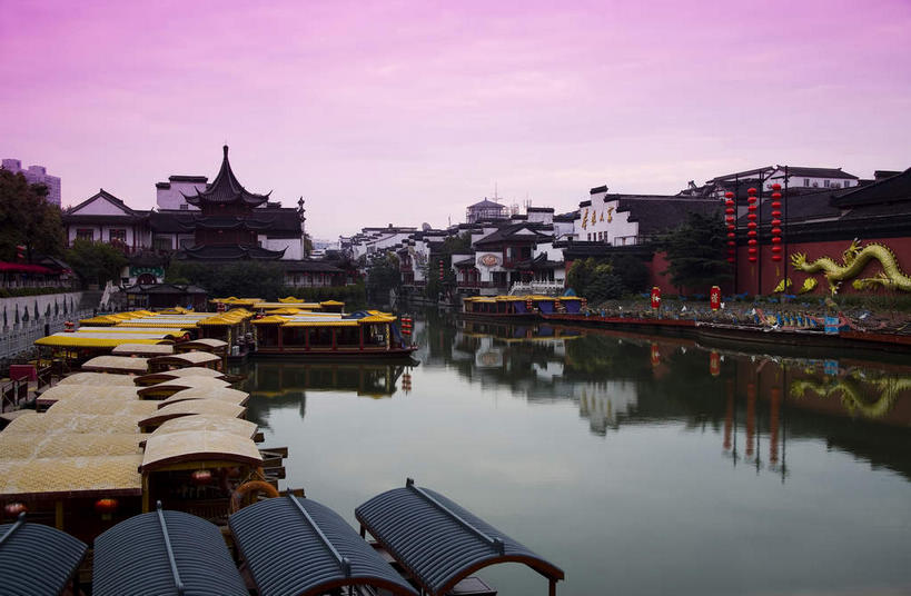 无人,家,横图,室外,白天,正面,旅游,度假,河流,名胜古迹,日落,水,标志建筑,地标,建筑,船,南京,中国,亚洲,一排,许多,遗迹,整齐,并列,并排,瓦片,房屋,屋顶,屋檐,屋子,河水,水流,晚霞,霞光,落日,木船,很多,顶棚,古迹,文物,娱乐,建设,古建筑,江苏,楼房,檐,住宅,排列,倒影,黄昏,交通工具,享受,休闲,旅游胜地,彩霞,放松,秦淮河,倒映,舟,队列,载具,平行,古文明,东亚,江苏省,南京市,中华人民共和国,华东地区,苏,省会,夕照,反照,薄暮,石头城,夕阳,彩图,傍晚,房子,斜阳,龙藏浦