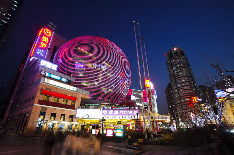 无人,高楼大厦,横图,室外,夜晚,仰视,旅游,度假,窗户,落地窗,标志建筑,大厦,道路,地标,建筑,路,摩天大楼,夜景,公路,上海,中国,亚洲,一排,许多,阴影,整齐,并列,并排,光线,影子,灯光,分界线,停车线,交通,很多,娱乐,建设,玻璃窗,排列,享受,休闲,旅游胜地,放松,徐家汇,车行道,车行道分界线,申,队列,标线,平行,玻璃幕墙,东亚,车行线,徐汇区,上海市,美罗城,中华人民共和国,沪,华东地区,马路,彩图,低角度拍摄,大楼,高层建筑,高楼,摩天楼,肇嘉浜路