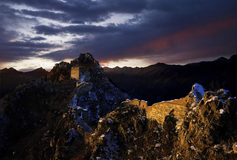 无人,横图,室外,白天,正面,旅游,度假,名胜古迹,山,山脉,标志建筑,地标,建筑,北京,长城,中国,亚洲,遗迹,瓦片,墙,屋檐,山峰,乌云,云,阴天,云朵,山峦,首都,云彩,古迹,文物,娱乐,建设,城墙,古建筑,檐,墙壁,墙面,天空,群山,天,享受,休闲,旅游胜地,放松,坚硬,昏暗,阴沉,万里长城,防御,古文明,东亚,世界文化遗产,中华人民共和国,北京市,京,北平,华北地区,怀柔区,坚固,彩图,箭扣长城