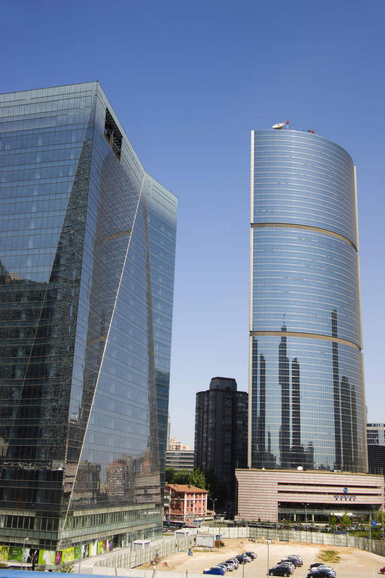 无人,家,高楼大厦,竖图,室外,白天,正面,旅游,度假,植物,窗户,落地窗,标志建筑,大厦,道路,地标,建筑,路,摩天大楼,公路,北京,中国,亚洲,一排,许多,阴影,整齐,并列,并排,光线,影子,房屋,屋子,交通,首都,很多,娱乐,建设,楼房,玻璃窗,住宅,树,树木,排列,蓝色,绿色,蓝天,天空,阳光,自然,天,享受,休闲,旅游胜地,放松,生长,晴朗,成长,队列,平行,玻璃幕墙,京广中心,东亚,万里无云,中华人民共和国,北京市,京,北平,华北地区,晴空,晴空万里,马路,彩图,房子,大楼,高层建筑,高楼,摩天楼,北京CBD,北京商务中心区,中国北京大北窑