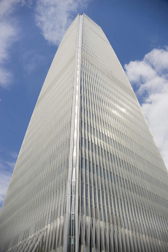 无人,高楼大厦,竖图,室外,白天,仰视,旅游,度假,窗户,落地窗,标志建筑,大厦,地标,建筑,摩天大楼,北京,中国,亚洲,一排,许多,阴影,整齐,并列,并排,光线,影子,云,云朵,首都,很多,云彩,娱乐,建设,玻璃窗,排列,蓝色,白云,蓝天,天空,阳光,天,享受,休闲,旅游胜地,放松,晴朗,队列,平行,玻璃幕墙,东亚,中华人民共和国,北京市,京,北平,华北地区,晴空,彩图,低角度拍摄,大楼,高层建筑,高楼,摩天楼,北京CBD,北京商务中心区,中国北京大北窑,国贸,中国国际贸易中心,中国国贸,国贸三期,中国国际贸易中心第三期