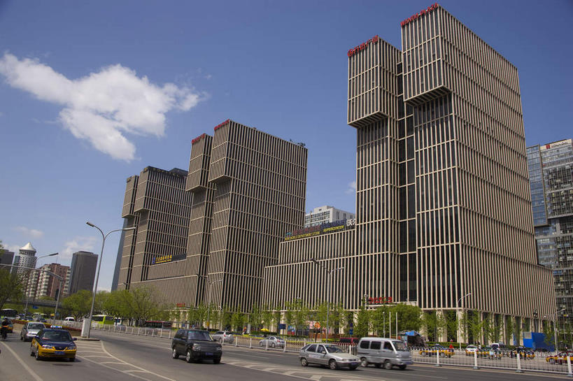 无人,高楼大厦,横图,室外,白天,仰视,旅游,度假,植物,窗户,落地窗,标志建筑,大厦,道路,地标,建筑,路,摩天大楼,公路,北京,中国,亚洲,一排,许多,阴影,整齐,并列,并排,光线,影子,云,云朵,交通,首都,很多,云彩,娱乐,建设,玻璃窗,树,树木,排列,蓝色,绿色,白云,蓝天,天空,阳光,自然,天,享受,休闲,旅游胜地,放松,生长,晴朗,成长,队列,平行,玻璃幕墙,东亚,中华人民共和国,北京市,京,北平,华北地区,朝阳区,晴空,马路,彩图,低角度拍摄,大楼,高层建筑,高楼,摩天楼,北京CBD,北京商务中心区,中国北京大北窑,北京CBD万达广场