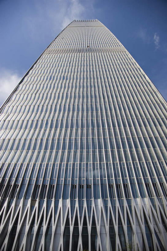 无人,高楼大厦,竖图,室外,白天,仰视,旅游,度假,窗户,落地窗,标志建筑,大厦,地标,建筑,摩天大楼,北京,中国,亚洲,一排,许多,阴影,整齐,并列,并排,光线,影子,云,云朵,首都,很多,云彩,娱乐,建设,玻璃窗,排列,蓝色,白云,蓝天,天空,阳光,天,享受,休闲,旅游胜地,放松,晴朗,队列,平行,玻璃幕墙,东亚,中华人民共和国,北京市,京,北平,华北地区,晴空,彩图,低角度拍摄,大楼,高层建筑,高楼,摩天楼,北京CBD,北京商务中心区,中国北京大北窑,国贸,中国国际贸易中心,中国国贸,国贸三期,中国国际贸易中心第三期