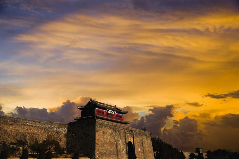 无人,横图,室外,白天,仰视,旅游,度假,名胜古迹,日落,标志建筑,地标,建筑,中国,亚洲,遗迹,瓦片,墙,屋檐,晚霞,霞光,落日,褐色,古迹,文物,娱乐,建设,城墙,古建筑,檐,墙壁,墙面,红色,黄昏,享受,休闲,旅游胜地,彩霞,放松,城楼,坚硬,防御,古文明,东亚,中华人民共和国,华北地区,河北,河北省,冀,秦皇岛,秦皇岛市,门楼,夕照,薄暮,坚固,夕阳,彩图,低角度拍摄,傍晚,斜阳,山海关,山海关区,天下第一关,榆关