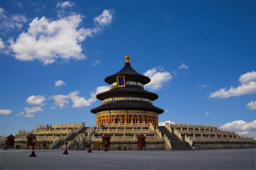 无人,天坛,宫殿,栏杆,横图,室内,白天,仰视,旅游,度假,数码,科技,名胜古迹,树林,植物,标志建筑,道路,地标,建筑,路,照明,北京,中国,亚洲,一排,许多,阴影,节日,遗迹,整齐,光线,网络,灯笼,瓦片,影子,墙,屋檐,云,云朵,围栏,小路,交通,首都,很多,高光,几何,计算机图形,合成,云彩,古迹,文化,文物,娱乐,建设,古建筑,护栏,檐,墙壁,墙面,石板路,树,树木,排列,蓝色,绿色,白云,蓝天,天空,阳光,自然,灯具,天,祈祷,祈福,享受,休闲,健康,旅游胜地,放松,许愿,宗教,信仰,生长,晴朗,成长,纪念,祈求,照亮,电脑合成图,数码合成图,宫廷,合成图,照明设备,队列,祭天,古文明,东亚,中华人民共和国,东城区,北京市,京,北平,华北地区,天坛公园,写实,具体,具象,祈年殿,王宫,北京天坛,祈谷坛,平安,晴空,彩图,低角度拍摄,皇宫,石灯笼,永定门内大街