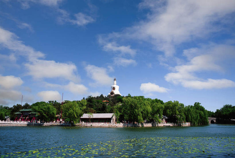 无人,公园,横图,室外,白天,正面,旅游,度假,河流,名胜古迹,水,植物,标志建筑,地标,建筑,北海公园,北京,中国,亚洲,阴影,波纹,遗迹,光线,影子,河水,水流,云,云朵,塔,首都,云彩,古迹,文物,娱乐,建设,古建筑,白塔,树,树木,蓝色,绿色,白色,白云,蓝天,水纹,天空,阳光,自然,波浪,天,享受,休闲,旅游胜地,放松,生长,晴朗,成长,古文明,东亚,中华人民共和国,北京市,京,北平,华北地区,北京北海公园,晴空,彩图,北海白塔,琼华岛