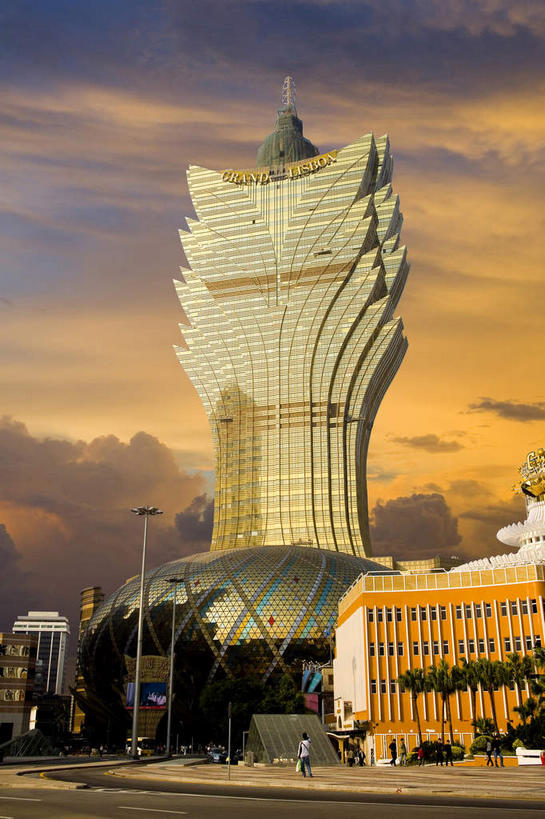 无人,宾馆,高楼大厦,竖图,室外,白天,仰视,旅游,度假,日落,窗户,落地窗,标志建筑,大厦,地标,建筑,酒店,摩天大楼,澳门,中国,亚洲,一排,许多,整齐,并列,并排,晚霞,霞光,落日,很多,娱乐,建设,玻璃窗,排列,黄昏,享受,休闲,旅游胜地,彩霞,放松,酒家,旅社,队列,平行,玻璃幕墙,东亚,港澳台,中华人民共和国,澳门特别行政区,澳,夕照,薄暮,夕阳,彩图,低角度拍摄,傍晚,大楼,高层建筑,高楼,客店,客栈,旅店,旅馆,摩天楼,商旅,斜阳,澳门新葡京酒店,新葡京酒店