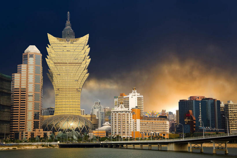 无人,宾馆,高楼大厦,横图,室外,白天,仰视,旅游,度假,日落,窗户,落地窗,标志建筑,大厦,地标,建筑,酒店,摩天大楼,澳门,中国,亚洲,一排,许多,整齐,并列,并排,晚霞,霞光,落日,很多,娱乐,建设,玻璃窗,排列,黄昏,享受,休闲,旅游胜地,彩霞,放松,酒家,旅社,队列,平行,玻璃幕墙,东亚,港澳台,中华人民共和国,澳门特别行政区,澳,夕照,薄暮,夕阳,彩图,低角度拍摄,傍晚,大楼,高层建筑,高楼,客店,客栈,旅店,旅馆,摩天楼,商旅,斜阳,澳门新葡京酒店,新葡京酒店