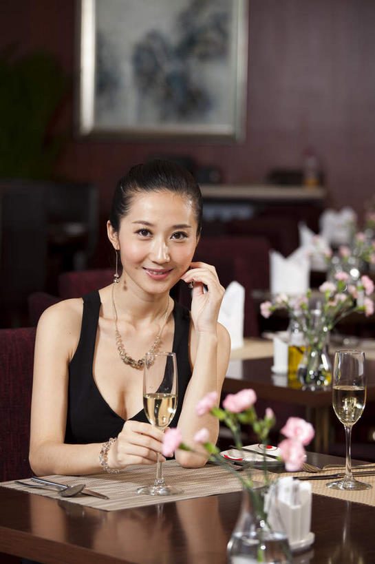 红酒,葡萄酒,东方人,一个人,餐厅,坐,捧,笑,微笑,露齿笑,竖图,室内,白天,正面,裙子,爱情,绘画,智慧,餐桌,桌子,杯子,餐具,花瓶,项链,椅子,亚洲,仅一个年轻女性,仅一个女性,仅一个人,一副,撑,吊挂,悬挂,连衣裙,朦胧,模糊,艺术,盛开,叉子,刀叉,刀子,高脚杯,勺子,木椅,墙,红酒杯,白葡萄酒,酒类,古典,浪漫,挂,花蕾,置物架,托腮,注视,黄种人,文化,顾客,架子,墙壁,墙面,玻璃制品,酒,装饰品,花,花瓣,花朵,鲜花,饮料,插花,玻璃瓶,餐巾,戒指,酒杯,瓶子,饰品,首饰,工艺品,调羹,汤匙,花苞,花蕊,观察,看,品味,托,恩爱,搭,餐台,观看,信物,插花艺术,美术,察看,创造,高雅,权利,葡萄酒杯,搭着,关注,托下巴,餐刀,挂画,创作,陈列架,想象,餐叉,美学,手饰,搁架,主顾,保洁方巾,口布,单手托腮,年轻女性,女人,女性,亚洲人,玻璃杯,进餐用具,装饰画,端,端着,捧着,手捧,坐着,半身,彩图,餐馆,饭店,饭馆,指环