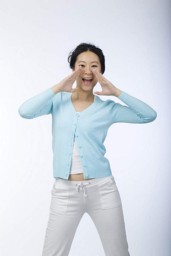东方人,一个人,站,竖图,室内,白天,正面,亚洲,仅一个年轻女性,仅一个女性,仅一个人,灰色背景,服装,裤子,大喊,注视,休闲装,黄种人,喇叭,衣服,蓝色,白色,观察,看,手势,站着,张嘴,休闲,休闲服,摄影,服饰,影棚,观看,大叫,察看,喊叫,关注,摄影棚,张大嘴巴,大呼,年轻女性,女人,女性,亚洲人,张开嘴,站立,半身,彩图,影棚拍摄,拍摄,打手势