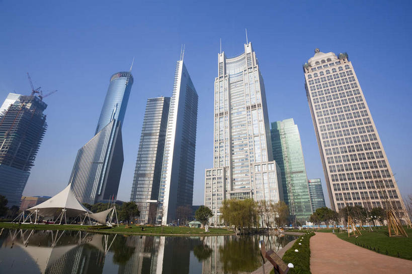 无人,家,高楼大厦,横图,室外,白天,仰视,度假,草地,草坪,湖,湖泊,美景,水,植物,城市风光,标志建筑,城市,大厦,地标,建筑,摩天大楼,香港,中国,亚洲,阴影,波纹,光线,影子,房屋,屋子,湖面,景观,水流,水面,公寓,建筑群,涟漪,娱乐,建设,洋房,楼房,住宅,草,树,树木,中环,中银大厦,蓝色,绿色,倒影,蓝天,水纹,天空,阳光,自然,波浪,湖水,天,享受,休闲,景色,放松,生长,晴朗,成长,港,倒映,东亚,万里无云,香港岛,香港特别行政区,港澳台,中华人民共和国,交银金融大厦,水晕,反照,港岛,花园道,中西区,晴空,晴空万里,彩图,低角度拍摄,房子,大楼,高层建筑,高楼,摩天楼,上海银行大厦,黄金置地大厦