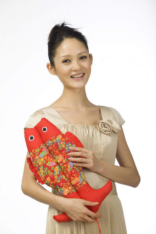 东方人,一个人,站,笑,微笑,露齿笑,竖图,室内,白天,白色背景,正面,裙子,鲤鱼,工艺美术品,亚洲,仅一个年轻女性,仅一个女性,仅一个人,两条,握,连衣裙,艺术,鱼,艺术品,注视,黄种人,水产,鱼类,红色,工艺品,观察,看,站着,握着,摄影,影棚,观看,工艺,美术,吉祥,察看,关注,摄影棚,水生动物,水生物,年年有余,美梦成真,事业有成,年轻女性,女人,女性,亚洲人,鲤子,鲤拐子,站立,半身,彩图,影棚拍摄,拍摄,淡水生物,河鲜