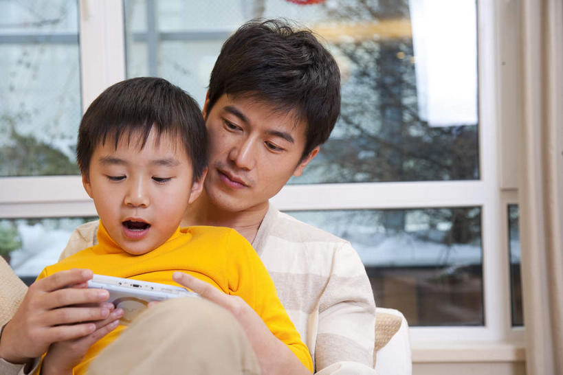 东方人,儿童,两个人,家庭,父亲,儿子,客厅,坐,横图,室内,白天,正面,游戏,纯洁,科技,窗户,沙发,亚洲,服装,惊讶,玩,注视,休闲装,黄种人,娱乐,玻璃窗,一个,小孩,衣服,黄色,白色,低头,观察,看,张嘴,休闲,温暖,温馨,父子,一家人,休闲服,父爱,可爱,童年,童趣,服饰,游戏机,单个,观看,活动,惊奇,和睦,察看,起居室,掌上游戏机,发泄,关注,消遣,智力,张大嘴巴,布艺沙发,童真,烂漫,无邪,便携式游戏机,手提游戏机,宣泄,诧异,垂头,客堂,天真,男孩,男人,男性,年轻男性,亚洲人,孩子,年轻人,张开嘴,玩耍,嬉戏,坐着,半身,彩图,psp掌机,融洽,男生