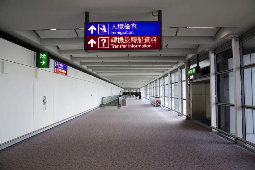 机场,横图,室内,白天,正面,旅游,度假,窗户,落地窗,天花板,标志建筑,地标,飞机场,建筑,香港,中国,亚洲,一排,许多,整齐,并列,并排,墙,很多,方向,娱乐,建设,玻璃窗,箭头,墙壁,墙面,排列,白色,享受,休闲,旅游胜地,放松,港,指向,队列,平行,东亚,新界,香港国际机场,大屿山,香港特别行政区,港澳台,中华人民共和国,簇,大濠岛,荃湾区,香港赤鱲角国际机场,航空站,空港,半身,彩图,东涌,赤鱲角,香港机场,新香港国际机场