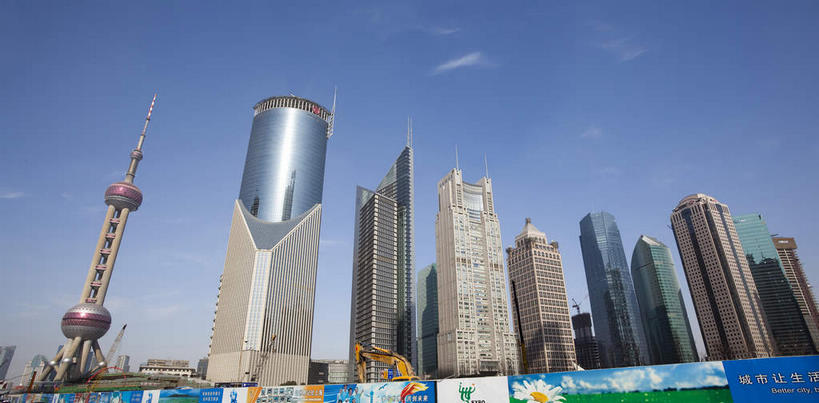 无人,高楼大厦,横图,室外,白天,仰视,度假,美景,植物,城市风光,标志建筑,城市,大厦,地标,建筑,摩天大楼,上海,中国,亚洲,阴影,光线,影子,景观,云,云朵,建筑群,云彩,娱乐,建设,东方明珠,浦东,树,树木,中银大厦,蓝色,绿色,白云,蓝天,天空,阳光,自然,天,享受,休闲,景色,放松,生长,晴朗,成长,申,电视塔,金融中心,陆家嘴,陆家嘴金融贸易区,浦东新区,东亚,东方明珠广播电视塔,东方明珠电视塔,上海市,中华人民共和国,沪,华东地区,晴空,彩图,低角度拍摄,大楼,高层建筑,高楼,摩天楼,东方明珠塔,上海银行大厦,上海中银大厦,黄金置地大厦