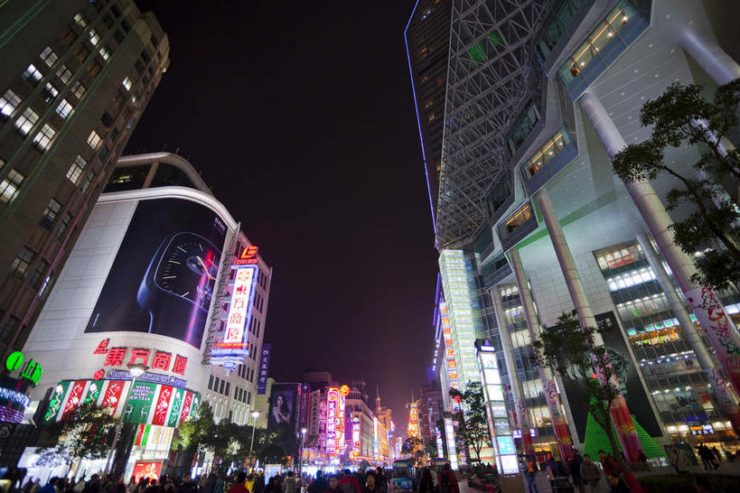 东方人,高楼大厦,商店,站,走,横图,室外,夜晚,仰视,购物,度假,消费,美景,植物,城市风光,标志建筑,超市,城市,大厦,地标,建筑,摩天大楼,商场,夜景,上海,中国,亚洲,行人,阴影,服装,光线,影子,景观,建筑群,灯光,许多人,注视,休闲装,黄种人,娱乐,建设,路人,树,树木,衣服,绿色,天空,自然,南京路,天,观察,看,站着,一群人,享受,休闲,休闲服,景色,放松,金融,百货,服饰,南京路步行街,生长,成长,观看,申,察看,关注,选购,贸易,百货公司,黄浦区,东亚,上海市,中华人民共和国,沪,华东地区,血拼,过客,男人,男性,年轻男性,年轻女性,女人,女性,亚洲人,步行,散步,站立,走路,半身,彩图,低角度拍摄,大楼,高层建筑,高楼,购物商场,购物中心,摩天楼,商业中心,太平洋百货