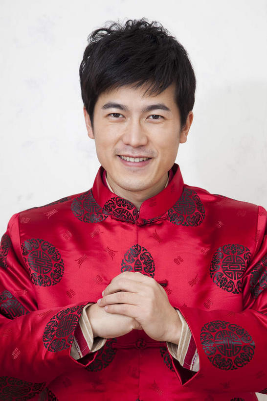 东方人,一个人,站,笑,微笑,露齿笑,竖图,室内,白天,正面,民族服装,亚洲,仅一个男性,仅一个人,灰色背景,祝福,注视,黄种人,仅一个年轻男性,红色,观察,看,手势,站着,恭喜,摄影,影棚,观看,礼节,察看,关注,摄影棚,祝贺,礼仪,祝愿,作揖,拱手,尊敬,恭敬,寒暄,恭贺,同喜,男人,男性,年轻男性,亚洲人,站立,半身,彩图,影棚拍摄,传统服装,民俗服,拍摄,唐装,打手势