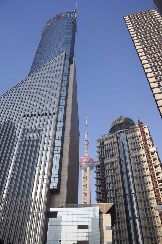 无人,高楼大厦,竖图,室外,白天,仰视,度假,美景,城市风光,标志建筑,城市,大厦,地标,建筑,摩天大楼,上海,中国,亚洲,阴影,光线,影子,景观,娱乐,建设,东方明珠,浦东,中银大厦,蓝色,蓝天,天空,阳光,天,享受,休闲,景色,放松,晴朗,申,电视塔,金融中心,陆家嘴,陆家嘴金融贸易区,浦东新区,东亚,东方明珠广播电视塔,东方明珠电视塔,上海市,万里无云,中华人民共和国,沪,华东地区,晴空,晴空万里,彩图,低角度拍摄,大楼,高层建筑,高楼,摩天楼,东方明珠塔,上海中银大厦