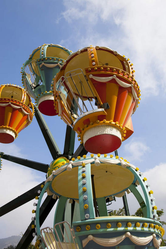 无人,游乐园,竖图,室外,白天,仰视,度假,游戏,美景,城市风光,城市,游乐场,香港,中国,亚洲,阴影,光线,影子,景观,云,云朵,玩,云彩,娱乐,蓝色,白云,蓝天,天空,阳光,天,享受,休闲,景色,放松,游乐设施,晴朗,活动,港,发泄,消遣,智力,东亚,香港岛,香港特别行政区,港澳台,中华人民共和国,宣泄,乐园,主题公园,游艺设施,港岛,晴空,玩耍,嬉戏,彩图,低角度拍摄,人造公园,主题乐园,黄竹坑,香港海洋公园