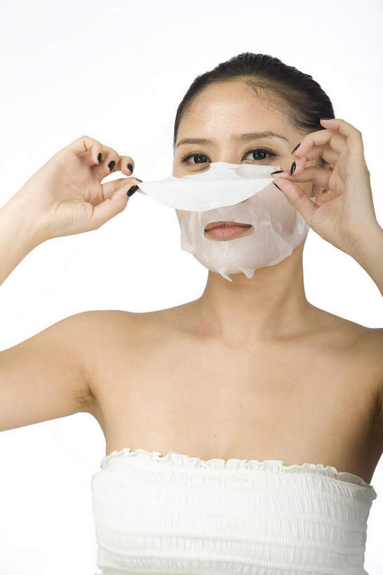 东方人,一个人,竖图,室内,白天,白色背景,正面,化妆,美容,亚洲,仅一个年轻女性,仅一个女性,仅一个人,一片,护肤,握,服装,美白,拿,拿着,注视,黄种人,衣服,白色,抹胸,彩妆,化妆品,观察,看,清洁,保养,享受,休闲,面膜,放松,去角质,握着,保健,摄影,服饰,影棚,观看,保湿,察看,滋润,衣着,护肤品,化妆用品,穿着,关注,去死皮,摄影棚,护肤用品,舒缓,养颜,片状,片状面膜,去污,控油,紧肤,嫩肤,祛痘,去痘,祛角质,抗衰,再生,增白,补水,祛斑,抗皱,防皱,除皱,去皱,衣饰,年轻女性,女人,女性,亚洲人,半身,彩图,影棚拍摄,拍摄