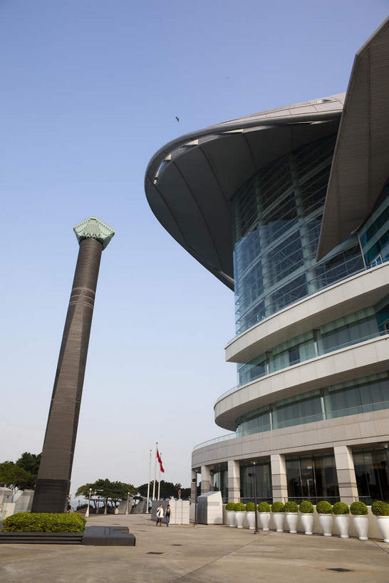 无人,竖图,室外,白天,仰视,旅游,度假,美景,植物,城市风光,标志建筑,城市,地标,建筑,香港,中国,亚洲,阴影,光线,影子,景观,娱乐,建设,树,树木,蓝色,绿色,蓝天,天空,阳光,自然,天,享受,休闲,景色,放松,生长,晴朗,成长,港,东亚,香港会议展览中心,湾仔,万里无云,香港岛,香港特别行政区,港澳台,中华人民共和国,湾仔区,香港会展中心,港岛,晴空,晴空万里,彩图,低角度拍摄