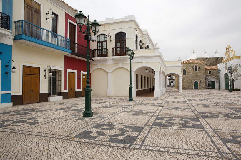 无人,家,露台,横图,室外,白天,正面,度假,美景,窗户,阳台,城市风光,城市,道路,路,路灯,公路,照明,澳门,中国,亚洲,一排,许多,整齐,并列,并排,百叶窗,房屋,墙,屋子,景观,乌云,云,阴天,云朵,灯光,交通,很多,云彩,娱乐,楼房,墙壁,墙面,住宅,灯,排列,天空,天,享受,休闲,景色,放松,照亮,昏暗,阴沉,照明设备,队列,平行,东亚,渔人码头,港澳台,中华人民共和国,澳门特别行政区,澳,马路,彩图,房子,露天阳台,新口岸新填海区,新口岸,澳门渔人码头