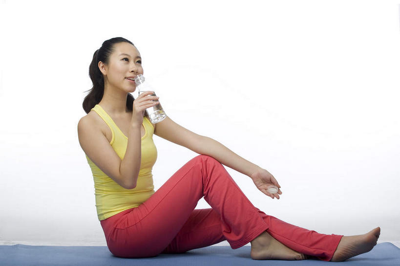 东方人,一个人,坐,横图,室内,白天,白色背景,侧面,水,亚洲,仅一个年轻女性,仅一个女性,仅一个人,喝,握,服装,裤子,背心,毯子,液体,注视,休闲裤,黄种人,饮用水,一个,衣服,红色,蓝色,瓶子,塑料制品,瑜伽垫,垫子,矿泉水,观察,看,塑料瓶,搭,握着,摄影,服饰,影棚,单个,观看,察看,衣着,穿着,搭着,关注,摄影棚,瑜伽毯,蒸馏水,黄石,衣饰,年轻女性,女人,女性,亚洲人,坐着,彩图,全身,影棚拍摄,拍摄