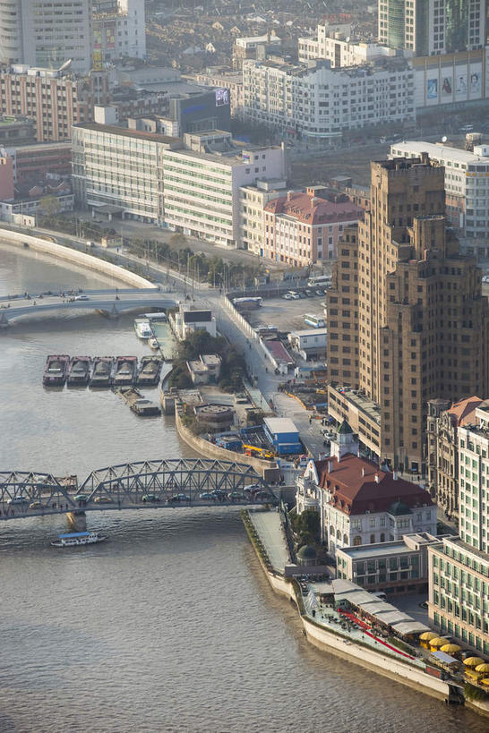 无人,高楼大厦,竖图,俯视,航拍,室外,白天,度假,河流,美景,水,城市风光,标志建筑,城市,大桥,大厦,地标,建筑,摩天大楼,桥梁,上海,中国,亚洲,阴影,光线,影子,河水,景观,水流,建筑群,斜拉桥,桥,娱乐,建设,黄浦江,阳光,外滩,享受,休闲,景色,放松,申,鸟瞰,浦西,苏州河,外白渡桥,吴淞江,东亚,上海市,中华人民共和国,沪,华东地区,斜张桥,彩图,高角度拍摄,大楼,高层建筑,高楼,摩天楼,花园桥,威尔斯桥,春申江