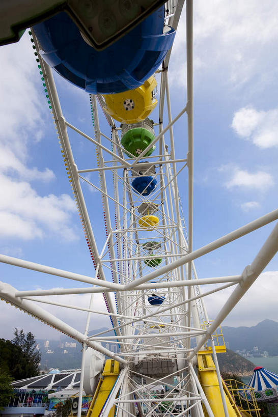 无人,游乐园,竖图,室外,白天,仰视,度假,游戏,美景,城市风光,城市,游乐场,香港,中国,亚洲,阴影,光线,影子,景观,云,云朵,摩天轮,玩,云彩,娱乐,蓝色,白云,蓝天,天空,阳光,天,享受,休闲,景色,放松,游乐设施,晴朗,活动,港,发泄,消遣,智力,东亚,香港岛,费里斯大转轮,香港特别行政区,港澳台,中华人民共和国,宣泄,乐园,主题公园,游艺设施,港岛,晴空,玩耍,嬉戏,彩图,低角度拍摄,人造公园,主题乐园,黄竹坑,香港海洋公园