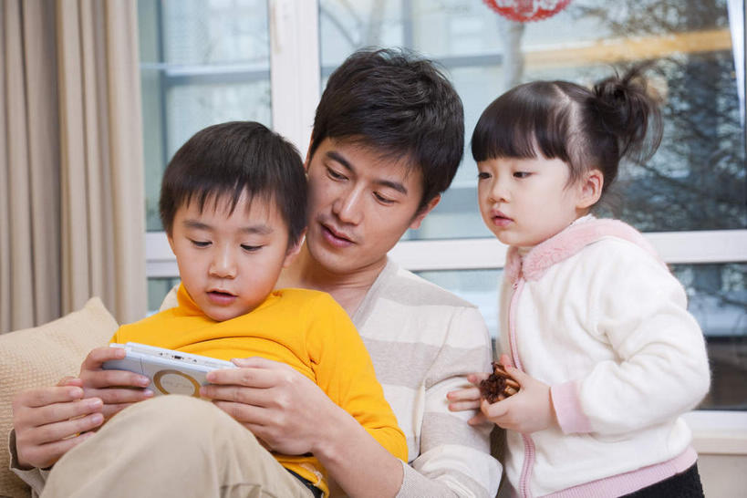 东方人,儿童,三个人,家庭,父亲,女儿,儿子,客厅,站,坐,抱,横图,室内,白天,正面,游戏,纯洁,科技,窗户,窗帘,靠垫,沙发,亚洲,握,服装,裤子,艺术,装饰,纸艺,手工艺品,墙,靠枕,玩,注视,休闲裤,休闲装,黄种人,文化,娱乐,玻璃窗,墙壁,墙面,一个,小孩,衣服,黄色,帘子,纸制品,工艺品,剪纸,垫子,枕头,低头,观察,看,站着,休闲,温暖,温馨,父女,父子,一家人,休闲服,遮阳,父爱,可爱,童年,童趣,握着,服饰,游戏机,单个,抱着,观看,活动,华丽,修饰,点缀,和睦,察看,起居室,高雅,掌上游戏机,搂着,发泄,关注,消遣,智力,布艺沙发,童真,烂漫,无邪,窗花,便携式游戏机,手提游戏机,自信心,品位,宣泄,衬托,美观,雅致,雅观,剪画,刻纸,垂头,客堂,天真,男孩,男人,男性,年轻男性,女孩,女人,女性,亚洲人,孩子,年轻人,搂,搂抱,玩耍,嬉戏,站立,坐着,半身,彩图,psp掌机,融洽,男生,女生