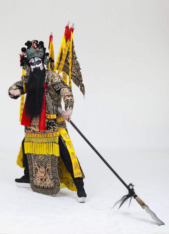 东方人,胡须,一个人,演员,电影明星,站,竖图,室内,白天,白色背景,正面,民族服装,化妆,美容,竞争,亚洲,仅一个男性,仅一个人,仅一个中年男性,表演,对抗,护肤,握,服装,冲突,拿,拿着,注视,黄种人,破坏,文化,扮演,一个,衣服,黄色,黑色,彩妆,观察,看,站着,保养,享受,休闲,武器,放松,战争,握着,保健,摄影,服饰,影棚,单个,观看,损坏,察看,演出,攻击,威胁,衣着,穿着,对立,关注,矛盾,中国文化,摄影棚,兵器,防御,表演服,演出服,京剧,将军,养颜,戏曲,国粹,皮黄,敌对,挫败,斗争,抗拒,抗衡,杀伤,威慑,衣饰,道具服,危险,男人,男性,中年男性,亚洲人,胡子,络腮胡,影视明星,站立,彩图,全身,影棚拍摄,传统服装,民俗服,拍摄,京剧服饰,车骑将军,司隶校尉,张飞,张益德,张翼德,国剧,京戏,平剧,中国戏曲,传统文化