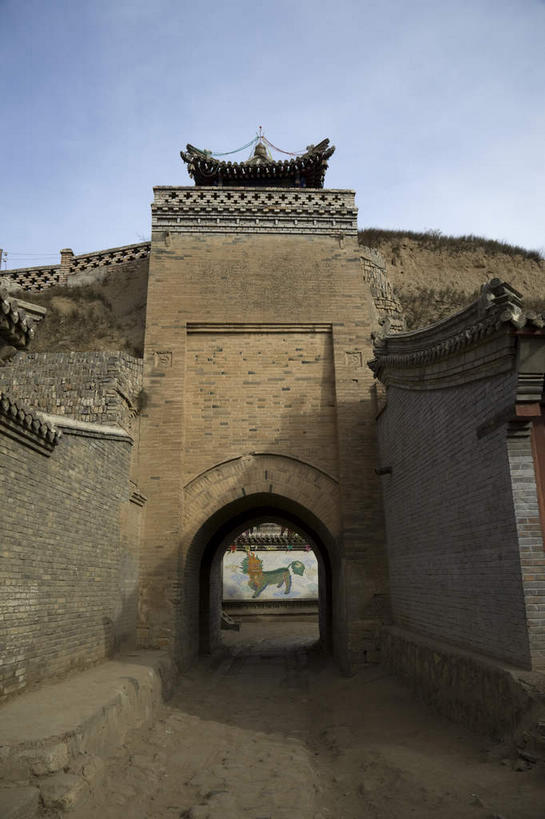 无人,竖图,室外,白天,正面,旅游,度假,绘画,名胜古迹,门,标志建筑,地标,建筑,中国,亚洲,阴影,遗迹,艺术,装饰,光线,影子,墙,拱门,古迹,文化,文物,娱乐,建设,城墙,古建筑,壁画,墙壁,墙面,蓝色,蓝天,天空,阳光,门框,天,享受,休闲,旅游胜地,放松,城楼,晴朗,华丽,修饰,坚硬,点缀,防御,古文明,东亚,万里无云,中华人民共和国,华北地区,衬托,美观,雅致,雅观,河北,河北省,冀,门楼,张家口,张家口市,坚固,晴空,晴空万里,画画,彩图,蔚县,蔚州