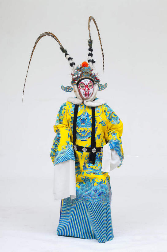 东方人,一个人,站,竖图,室内,白天,白色背景,正面,民族服装,化妆,美容,亚洲,仅一个男性,仅一个人,仅一个中年男性,表演,护肤,服装,神话,注视,黄种人,文化,扮演,衣服,黄色,蓝色,彩妆,观察,看,站着,保养,享受,休闲,放松,保健,孙悟空,摄影,服饰,影棚,小说,观看,察看,演出,衣着,穿着,关注,文学,中国文化,摄影棚,善良,表演服,演出服,京剧,养颜,忠诚,戏曲,国粹,皮黄,冲动,衣饰,道具服,名著,四大名著,西游记,西游释厄传,弼马温,大圣,斗战胜佛,灵明石猴,美猴王,齐天大圣,孙行者,悟空,聪明,男人,男性,中年男性,亚洲人,站立,彩图,全身,影棚拍摄,传统服装,民俗服,拍摄,京剧服饰,国剧,京戏,平剧,中国戏曲,传统文化