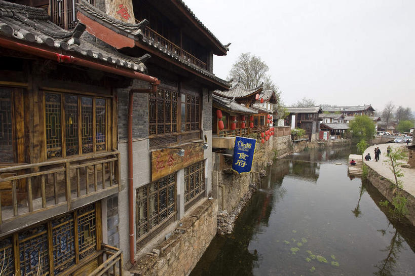 无人,家,横图,室外,白天,正面,旅游,度假,河流,名胜古迹,水,植物,标志建筑,地标,建筑,丽江,中国,亚洲,波纹,遗迹,标志,瓦片,文字,字符,房屋,屋顶,屋子,河水,水流,涟漪,顶棚,瓦,古迹,文物,娱乐,标识,建设,古建筑,楼房,云南,住宅,树,树木,绿色,倒影,水纹,天空,自然,波浪,天,享受,休闲,汉字,旅游胜地,放松,建造,生长,成长,倒映,中文,古文明,东亚,屋瓦,云南省,丽江古城,中华人民共和国,水晕,西南地区,国文,华文,滇,丽江市,反照,彩图,房子,大研古城,丽江古镇,束河,束河古镇