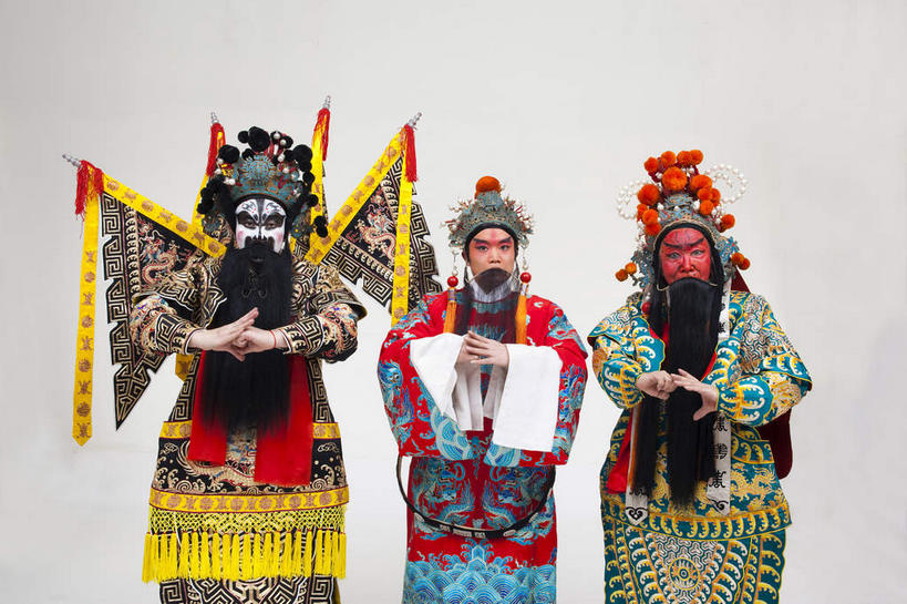 东方人,三个人,兄弟,伙伴,朋友,演员,电影明星,站,横图,室内,白天,白色背景,正面,民族服装,化妆,美容,友谊,合作,团队,亚洲,一排,表演,护肤,服装,整齐,注视,黄种人,文化,扮演,排列,衣服,彩妆,观察,看,手势,站着,保养,享受,休闲,放松,战略,保健,摄影,服饰,影棚,观看,皇帝,权威,察看,演出,衣着,穿着,队列,高贵,关注,中国文化,摄影棚,表演服,演出服,京剧,将军,养颜,戏曲,国粹,关公,刘备,皮黄,联合,合谋,权力,统治,权势,衣饰,天子,将领,九五之尊,圣上,统治者,陛下,官家,势力,道具服,配合,协作,男人,男性,中年男性,亚洲人,影视明星,站立,半身,彩图,影棚拍摄,传统服装,民俗服,拍摄,京剧服饰,车骑将军,司隶校尉,张飞,张益德,张翼德,国剧,京戏,平剧,中国戏曲,昭烈皇帝,烈祖,刘玄德,关长生,关羽,关云长,传统文化,结拜,情义,桃园结义,桃园三结义