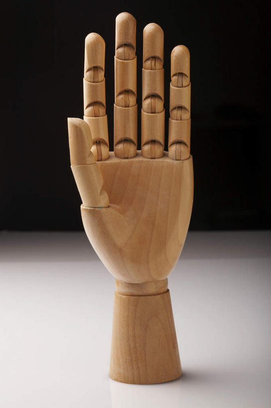 手,无人,竖图,室内,特写,白天,正面,静物,阴影,黑色背景,反射,木制,影子,木制品,手势,手部,手语,摄影,影棚,单手,摄影棚,哑语,语言,交流,沟通,彩图,影棚拍摄,拍摄