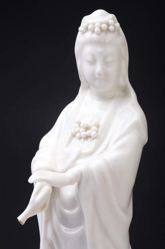 一个人,无人,站,竖图,室内,特写,白天,正面,智慧,静物,雕塑,仅一个年轻女性,仅一个女性,仅一个人,黑色背景,服装,神话,艺术,装饰,雕刻,雕像,文化,衣服,工艺品,站着,摄影,观音,服饰,玉雕,影棚,纪念,美术,衣着,穿着,摄影棚,主题,传说,陈列,菩萨,观音菩萨,一尊,功能,美学,衣饰,慈悲,中国神话,观世音,观世音菩萨,观音大士,观自在菩萨,年轻女性,女人,女性,站立,半身,彩图,影棚拍摄,拍摄