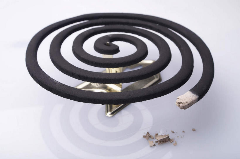 无人,横图,俯视,室内,特写,白天,静物,阴影,反射,螺旋,蚊香,影子,一个,黑色,摄影,影棚,单个,摄影棚,盘香,螺旋状,彩图,高角度拍摄,影棚拍摄,螺旋形,螺旋形状,螺旋型,拍摄,驱蚊物