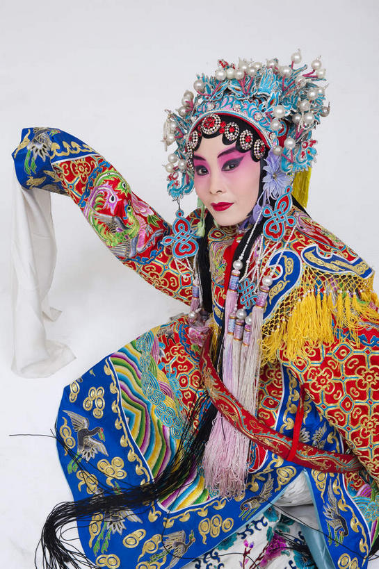 东方人,一个人,演员,电影明星,音乐家,站,举,竖图,室内,白天,白色背景,正面,民族服装,化妆,美容,亚洲,仅一个年轻女性,仅一个女性,仅一个人,表演,护肤,服装,注视,黄种人,文化,扮演,衣服,彩妆,观察,看,托,站着,保养,享受,休闲,放松,美女,保健,摄影,服饰,影棚,观看,察看,演出,衣着,穿着,关注,中国文化,摄影棚,表演服,演出服,京剧,养颜,戏曲,国粹,杨贵妃,杨玉环,皮黄,衣饰,玉人,佳人,道具服,年轻女性,女人,女性,亚洲人,舞蹈家,影视明星,举起,举手,举着,向上举,向上伸,向上托,站立,半身,彩图,影棚拍摄,传统服装,民俗服,拍摄,京剧服饰,国剧,京戏,平剧,中国戏曲,四大美女,贵妃,羞花,杨太真,传统文化,丽人,美人