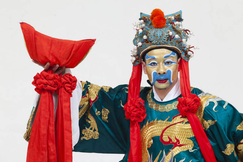 东方人,胡须,一个人,演员,电影明星,站,横图,室内,白天,白色背景,正面,民族服装,爱情,化妆,美容,奢侈,珠宝,亚洲,仅一个男性,仅一个人,仅一个中年男性,表演,护肤,握,服装,金属,拿,拿着,注视,黄种人,文化,黄金,扮演,衣服,黄色,红色,绿色,黑色,彩妆,观察,看,祈祷,祈福,站着,保养,享受,休闲,健康,放松,握着,许愿,保健,财富,摄影,服饰,影棚,观看,纪念,昂贵,祈求,贵重,察看,演出,衣着,穿着,关注,中国文化,摄影棚,坚定,表演服,演出服,信念,京剧,财神,养颜,戏曲,国粹,皮黄,保佑,庇佑,贵金属,武财神,赵公明,神灵,约定,衣饰,宝贵,道具服,平安,男人,男性,中年男性,亚洲人,胡子,络腮胡,影视明星,站立,半身,彩图,影棚拍摄,传统服装,民俗服,拍摄,京剧服饰,国剧,京戏,平剧,中国戏曲,金子,元宝,传统文化,寒单爷,赵公元帅,赵玄坛