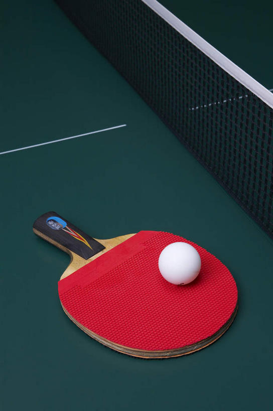 无人,竖图,俯视,室内,特写,白天,静物,阴影,反射,影子,乒乓球拍,乒乓球装备,乒乓球桌,球拍,运动器械,两个,红色,白色,健身器械,摄影,影棚,摄影棚,健身器材,乒乓球球拍,乒乓球,乒乓球运动,彩图,高角度拍摄,影棚拍摄,拍摄,乒乓球台,运动器材