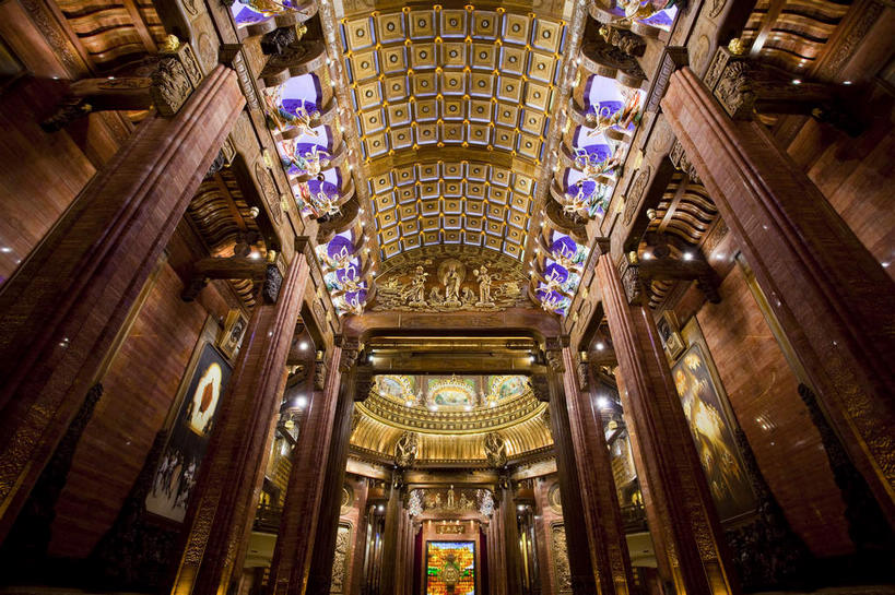 无人,寺庙,横图,室内,白天,仰视,旅游,度假,绘画,名胜古迹,标志建筑,地标,建筑,照明,中国,亚洲,一排,阴影,节日,遗迹,艺术,整齐,装饰,并列,并排,光线,影子,柱子,墙,灯光,古迹,文化,文物,娱乐,建设,古建筑,江苏,无锡,顶灯,壁画,墙壁,墙面,灯,排列,灯具,庙宇,祈祷,享受,休闲,健康,旅游胜地,放松,许愿,宗教,佛教,信仰,纪念,华丽,修饰,祈求,照亮,点缀,照明设备,队列,平行,古文明,东亚,江苏省,灵山胜境,中华人民共和国,华东地区,苏,衬托,美观,雅致,雅观,无锡市,释教,平安,画画,彩图,低角度拍摄,庙,寺,滨湖区,灵山梵宫,太湖国家旅游度假区