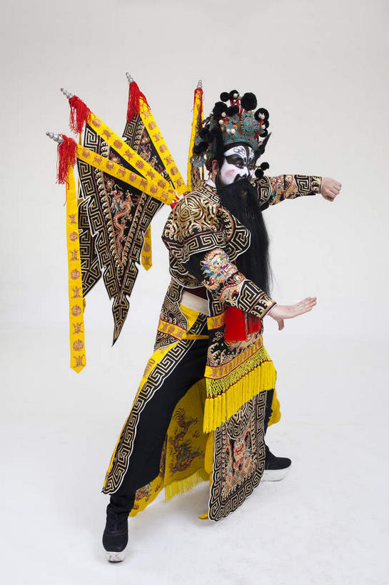 东方人,胡须,一个人,演员,电影明星,站,竖图,室内,白天,白色背景,侧面,民族服装,化妆,美容,亚洲,仅一个男性,仅一个人,仅一个中年男性,表演,护肤,服装,注视,黄种人,文化,扮演,衣服,黄色,黑色,彩妆,观察,看,手势,站着,保养,享受,休闲,放松,保健,摄影,服饰,影棚,观看,察看,演出,衣着,穿着,关注,中国文化,摄影棚,表演服,演出服,京剧,将军,养颜,戏曲,国粹,皮黄,衣饰,道具服,男人,男性,中年男性,亚洲人,胡子,络腮胡,影视明星,站立,彩图,全身,影棚拍摄,传统服装,民俗服,拍摄,京剧服饰,车骑将军,司隶校尉,张飞,张益德,张翼德,国剧,京戏,平剧,中国戏曲,传统文化