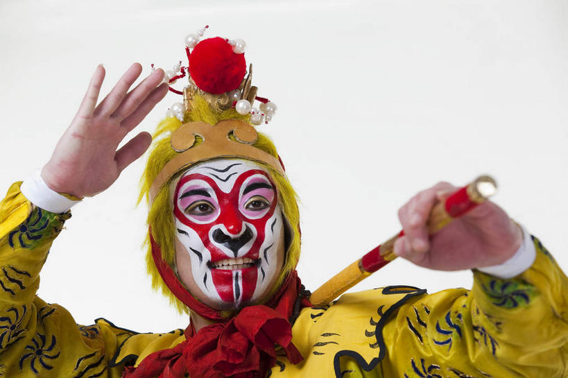 东方人,一个人,演员,电影明星,站,横图,室内,白天,白色背景,正面,民族服装,化妆,美容,亚洲,仅一个男性,仅一个人,仅一个中年男性,表演,护肤,握,服装,神话,拿,拿着,注视,黄种人,文化,扮演,衣服,黄色,彩妆,观察,看,手势,站着,保养,享受,休闲,武器,放松,握着,保健,孙悟空,摄影,服饰,影棚,小说,观看,察看,演出,衣着,穿着,关注,文学,中国文化,金箍棒,摄影棚,兵器,善良,表演服,演出服,京剧,养颜,忠诚,戏曲,国粹,皮黄,冲动,衣饰,道具服,名著,四大名著,西游记,西游释厄传,弼马温,大圣,斗战胜佛,灵明石猴,美猴王,齐天大圣,孙行者,悟空,定海神针,定海神珍,灵阳棒,如意金箍棒,天河镇底神珍,聪明,男人,男性,中年男性,亚洲人,影视明星,站立,半身,彩图,影棚拍摄,传统服装,民俗服,拍摄,京剧服饰,国剧,京戏,平剧,中国戏曲,传统文化